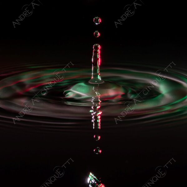 macro photography goccia gocce d'acqua water drop drops high speed sync riflessi reflections splash colori colours bounce bouncing italia italy tricolore cuore heart