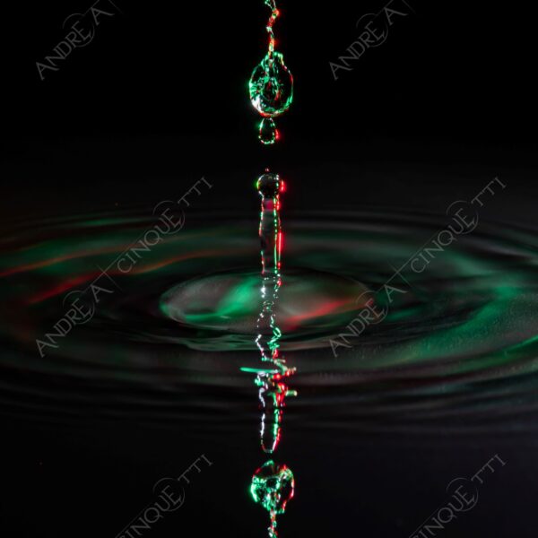 macro photography goccia gocce d'acqua water drop drops high speed sync riflessi reflections splash colori colours bounce bouncing italia italy tricolore