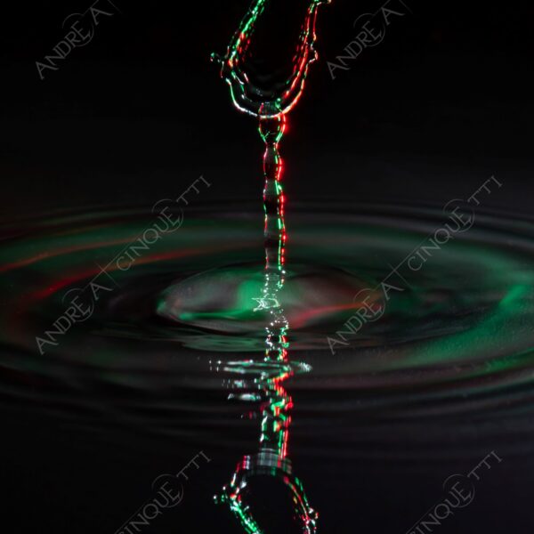macro photography goccia gocce d'acqua water drop drops high speed sync riflessi reflections splash colori colours bounce bouncing italia italy tricolore
