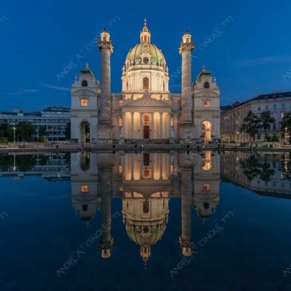 austria vienna notte night riflessi reflecions specchio mirror chiesa church karlskirche fontana fountain blue hour cupola dome luna moon