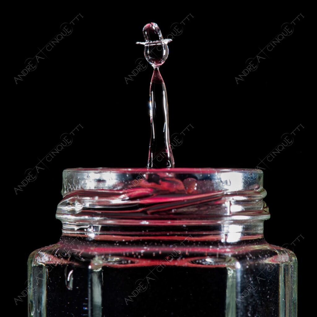 macro photography goccia gocce d'acqua water drop drops high speed sync riflessi reflections splash colori colours bounce bouncing uomo man bombetta bowler hat