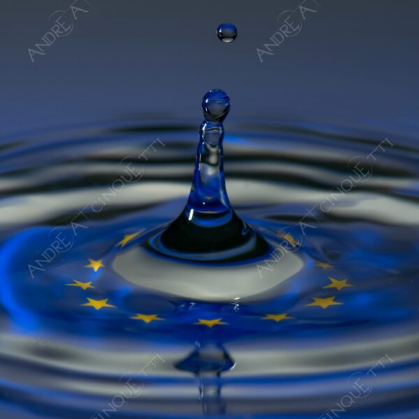 macro photography goccia gocce d'acqua water drop drops droplet droplets high speed sync studio photography riflessi reflections splash colori colours bounce bouncing bandiera flag ue unione europea european union