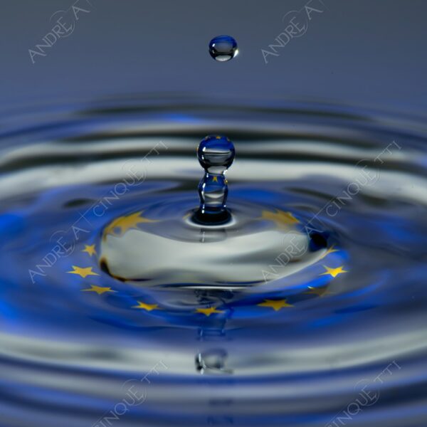 macro photography goccia gocce d'acqua water drop drops droplet droplets high speed sync studio photography riflessi reflections splash colori colours bounce bouncing bandiera flag ue unione europea european union