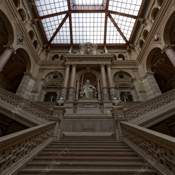 austria vienna palazzo palace architettura architecture scale stairs archi arches colonne columns pillars palazzo di giustizia justice palace