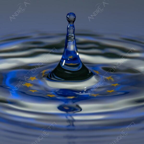 macro photography goccia gocce d'acqua water drop drops droplet droplets high speed sync studio photography riflessi reflections splash colori colours bounce bouncing bandiera flag ue unione europea european union