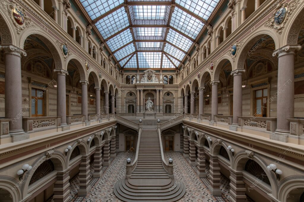 austria vienna palazzo palace architettura architecture scale stairs archi arches colonne columns pillars palazzo di giustizia justice palace