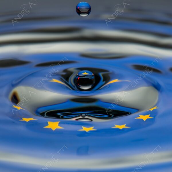 macro photography goccia gocce d'acqua water drop drops droplet droplets high speed sync studio photography riflessi reflections splash colori colours bounce bouncing bandiera flag ue unione europea european union
