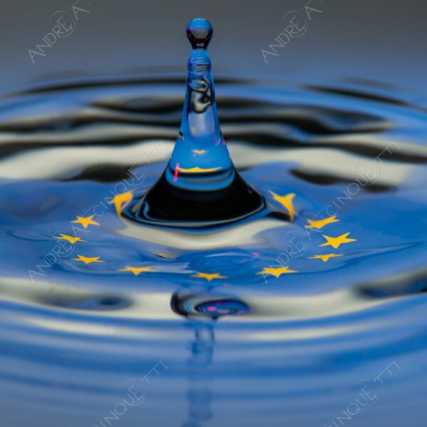 macro photography goccia gocce d'acqua water drop drops droplet droplets high speed sync studio photography riflessi reflections splash colori colours bounce bouncing bandiera flag ue unione europea european union