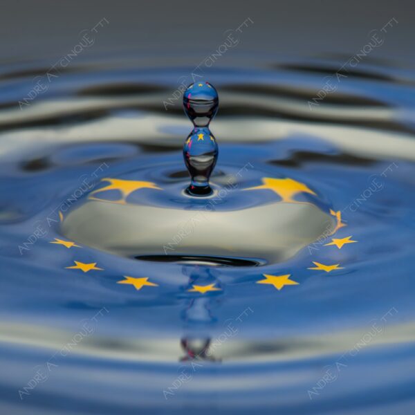 macro photography goccia gocce d'acqua water drop drops droplet droplets high speed sync studio photography riflessi reflections splash colori colours bounce bouncing bandiera flag ue unione europea european union