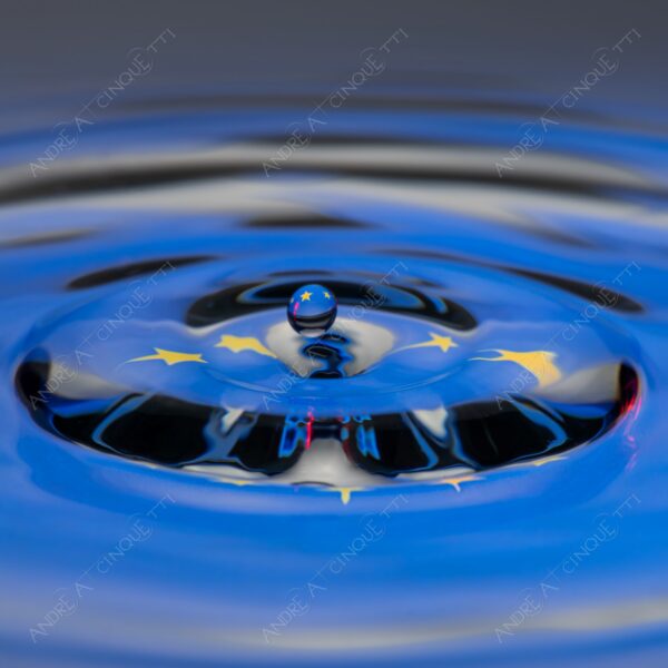 macro photography goccia gocce d'acqua water drop drops droplet droplets high speed sync studio photography riflessi reflections splash colori colours bounce bouncing bandiera flag ue unione europea european union