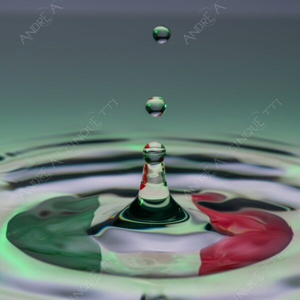 macro photography goccia gocce d'acqua water drop drops droplet droplets high speed sync studio photography riflessi reflections splash colori colours bounce bouncing bandiera flag italia italy tricolore