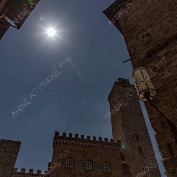 toscana tuscany paese villagge antico ancient vecchio old vicolo alley mattoni bricks san giminiano controluce backlight backlit