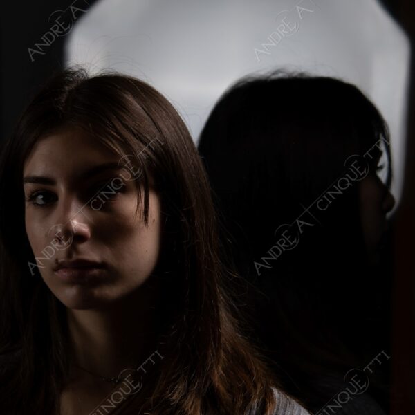modella model fashion donna woman girl teen fotoshooting photoshoot servizio fotografico contrasto contrastato contrast contrasted chiaro scuro light dark ombre shadows ritratto portrait