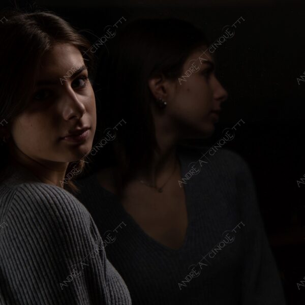 modella model fashion donna woman girl teen fotoshooting photoshoot servizio fotografico contrasto contrastato contrast contrasted chiaro scuro light dark ombre shadows ritratto portrait