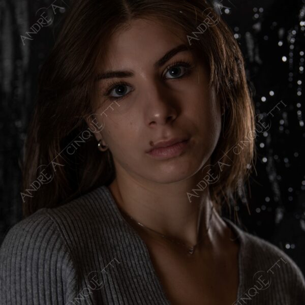 modella model fashion donna woman girl teen fotoshooting photoshoot servizio fotografico contrasto contrastato contrast contrasted chiaro scuro light dark ombre shadows ritratto portrait
