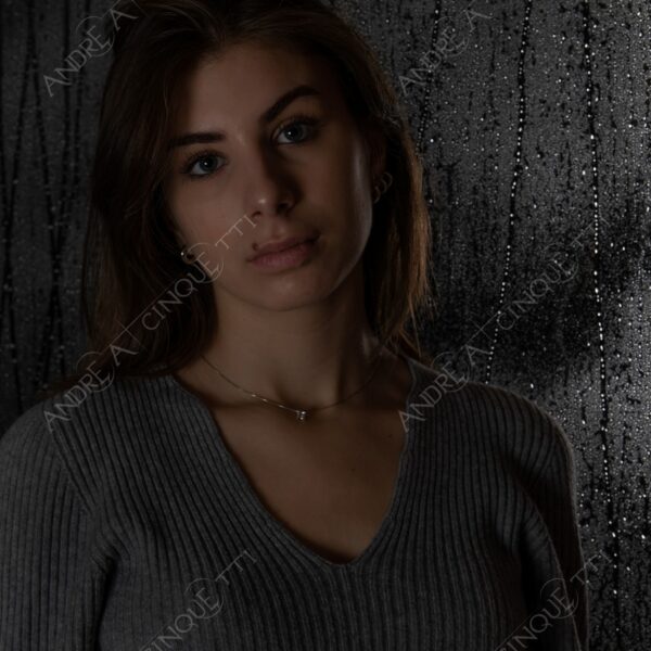 modella model fashion donna woman girl teen fotoshooting photoshoot servizio fotografico contrasto contrastato contrast contrasted chiaro scuro light dark ombre shadows ritratto portrait
