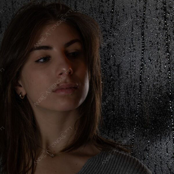 modella model fashion donna woman girl teen fotoshooting photoshoot servizio fotografico contrasto contrastato contrast contrasted chiaro scuro light dark ombre shadows ritratto portrait