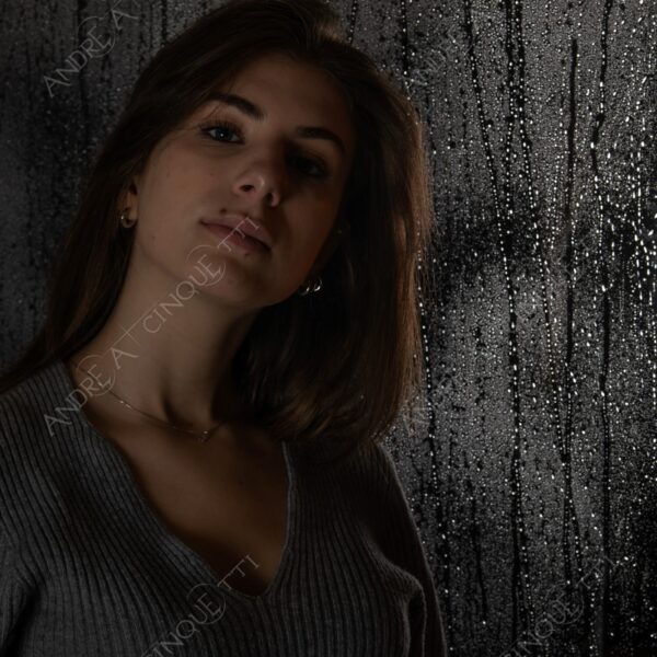 modella model fashion donna woman girl teen fotoshooting photoshoot servizio fotografico contrasto contrastato contrast contrasted chiaro scuro light dark ombre shadows ritratto portrait