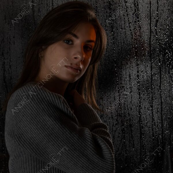 modella model fashion donna woman girl teen fotoshooting photoshoot servizio fotografico contrasto contrastato contrast contrasted chiaro scuro light dark ombre shadows ritratto portrait