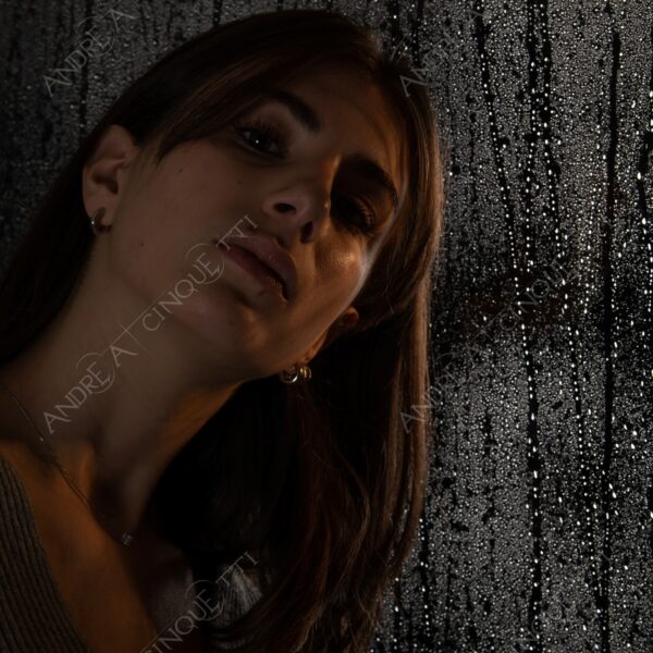 modella model fashion donna woman girl teen fotoshooting photoshoot servizio fotografico contrasto contrastato contrast contrasted chiaro scuro light dark ombre shadows ritratto portrait