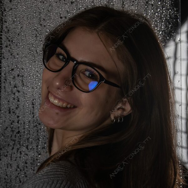 modella model fashion donna woman girl teen fotoshooting photoshoot servizio fotografico contrasto contrastato contrast contrasted chiaro scuro light dark ombre shadows ritratto portrait