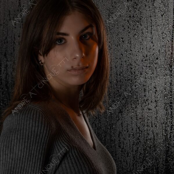 modella model fashion donna woman girl teen fotoshooting photoshoot servizio fotografico contrasto contrastato contrast contrasted chiaro scuro light dark ombre shadows ritratto portrait studio photography