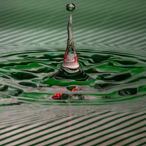macro photography goccia gocce d'acqua water drop drops high speed sync riflessi reflections splash colori colours bounce bouncing pattern strisce stripes