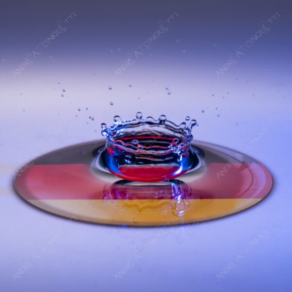 macro photography goccia gocce d'acqua water drop drops droplet droplets high speed sync studio photography riflessi reflections splash colori colours bounce bouncing bandiera flag germania germany