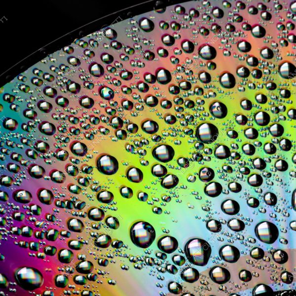macro photography goccia gocce d'acqua water drop drops riflessi reflections colori colours cd