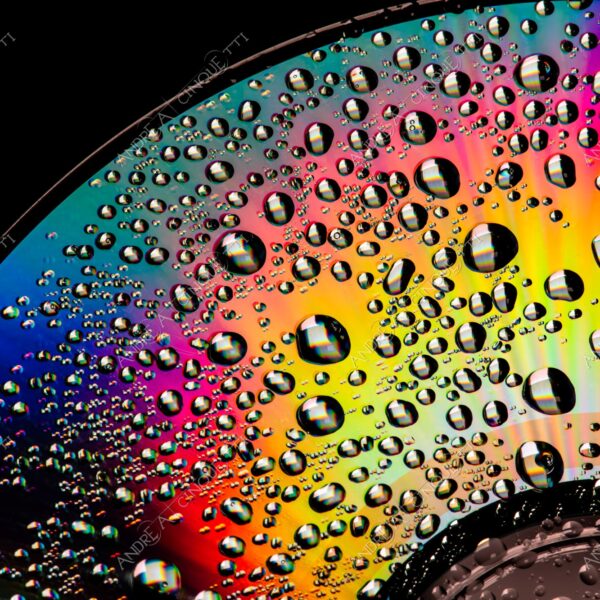 macro photography goccia gocce d'acqua water drop drops riflessi reflections colori colours cd