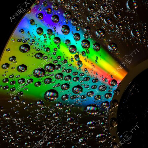 macro photography goccia gocce d'acqua water drop drops riflessi reflections colori colours cd