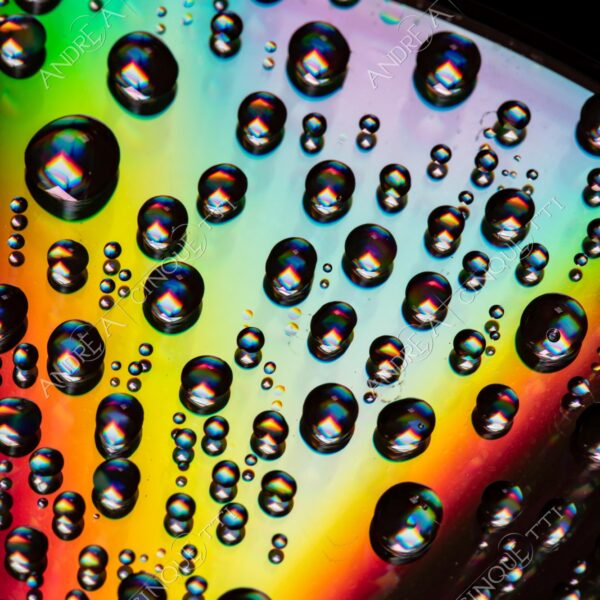 macro photography goccia gocce d'acqua water drop drops riflessi reflections colori colours cd