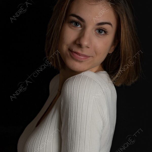 modella model fashion donna woman fotoshooting photoshoot servizio fotografico contrasto contrastato contrast contrasted chiaro scuro light dark ombre shadows ritratto portrait studio photography ragazza teen