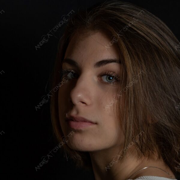 modella model fashion donna woman fotoshooting photoshoot servizio fotografico contrasto contrastato contrast contrasted chiaro scuro light dark ombre shadows ritratto portrait studio photography ragazza teen