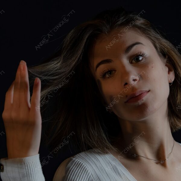 modella model fashion donna woman fotoshooting photoshoot servizio fotografico contrasto contrastato contrast contrasted chiaro scuro light dark ombre shadows ritratto portrait studio photography ragazza teen