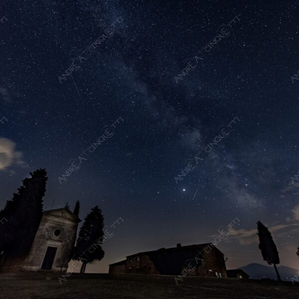 lattea milky way stelle stars lunga esposizione long exposure tenuta manor casa house cappella madonna di vitaleta chapel chiesa church