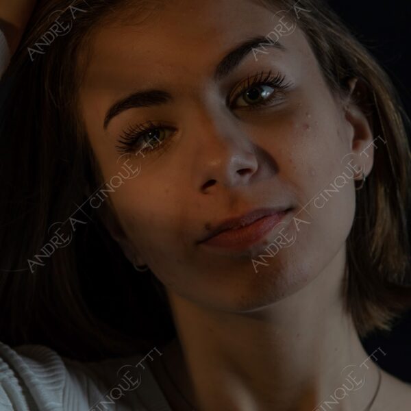 modella model fashion donna woman fotoshooting photoshoot servizio fotografico contrasto contrastato contrast contrasted chiaro scuro light dark ombre shadows ritratto portrait studio photography ragazza teen