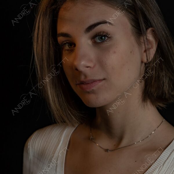 modella model fashion donna woman fotoshooting photoshoot servizio fotografico contrasto contrastato contrast contrasted chiaro scuro light dark ombre shadows ritratto portrait studio photography ragazza teen