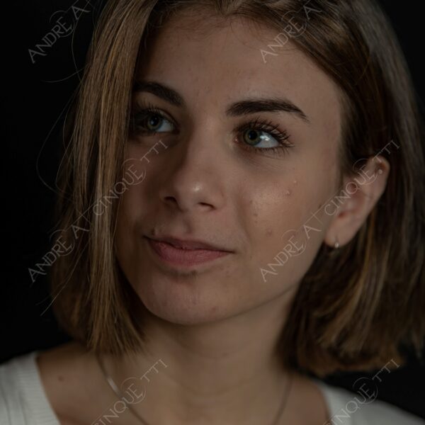 modella model fashion donna woman fotoshooting photoshoot servizio fotografico contrasto contrastato contrast contrasted chiaro scuro light dark ombre shadows ritratto portrait studio photography ragazza teen