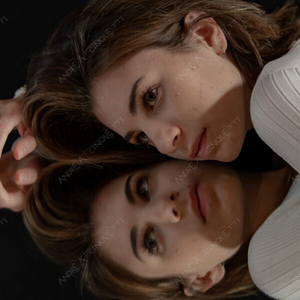 modella model fashion donna woman fotoshooting photoshoot servizio fotografico contrasto contrastato contrast contrasted chiaro scuro light dark ombre shadows ritratto portrait studio photography ragazza teen specchio mirror riflessi reflections