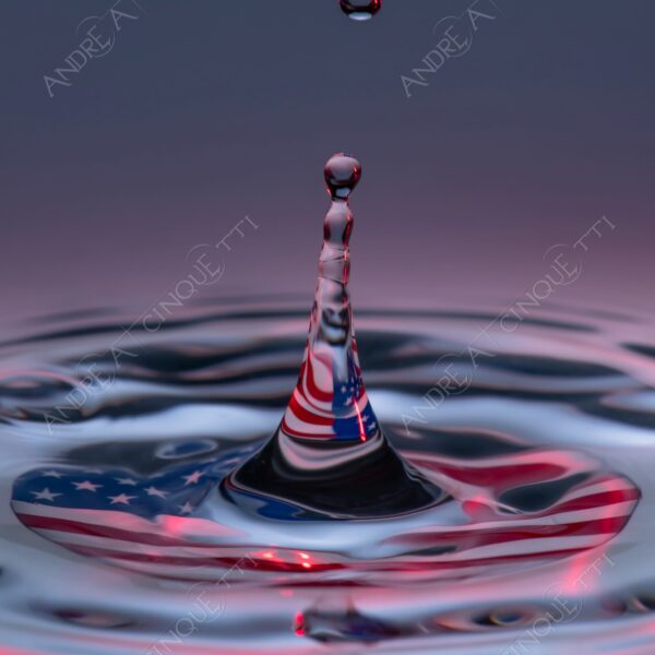macro photography goccia gocce d'acqua water drop drops droplet droplets high speed sync studio photography riflessi reflections splash colori colours bounce bouncing bandiera flag usa unites states of america stars and stripes
