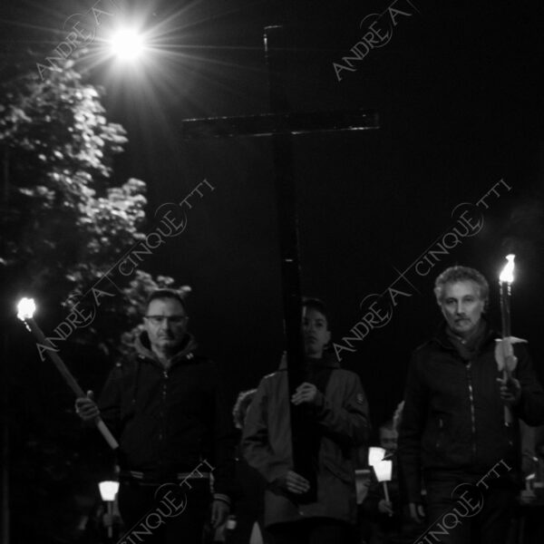 colturano balbiano messa mass processione procession pasqua easter prete priest rito religioso religious ritual notte nigth sera bianco e nero black and white candele candles