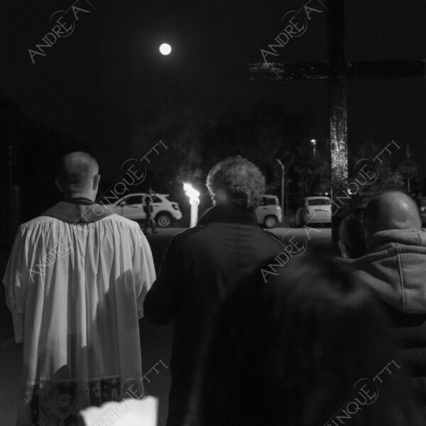 colturano balbiano messa mass processione procession pasqua easter prete priest rito religioso religious ritual notte nigth sera bianco e nero black and white candele candels