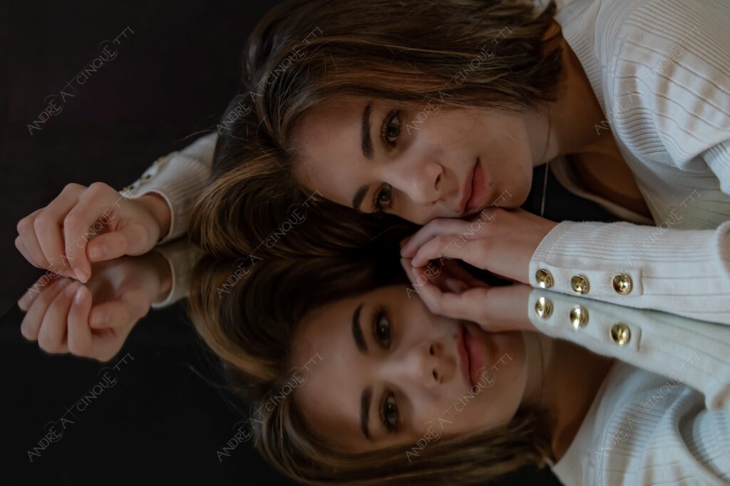 modella model fashion donna woman fotoshooting photoshoot servizio fotografico contrasto contrastato contrast contrasted chiaro scuro light dark ombre shadows ritratto portrait studio photography ragazza teen specchio mirror riflessi reflections