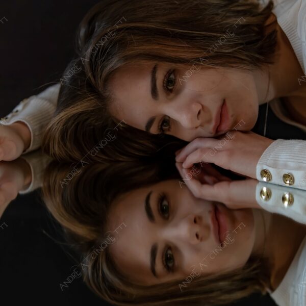 modella model fashion donna woman fotoshooting photoshoot servizio fotografico contrasto contrastato contrast contrasted chiaro scuro light dark ombre shadows ritratto portrait studio photography ragazza teen specchio mirror riflessi reflections