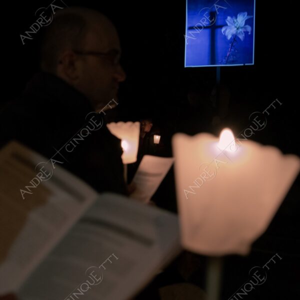 colturano balbiano messa mass processione procession pasqua easter prete priest rito religioso religious ritual notte nigth sera candele candles