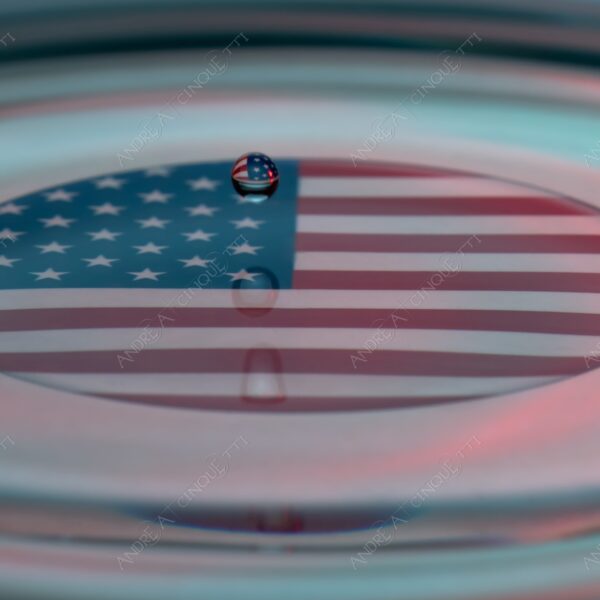 macro photography goccia gocce d'acqua water drop drops droplet droplets high speed sync studio photography riflessi reflections splash colori colours bounce bouncing bandiera flag usa unites states of america stars and stripes