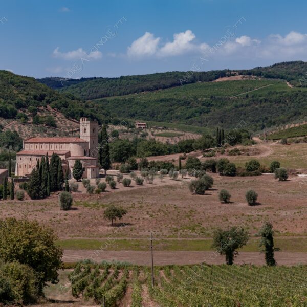 toscana tuscany abbazia di sant'antimo abbey chiesa church cattedrale cathedral colline hills campanile bell tower steeple belfry