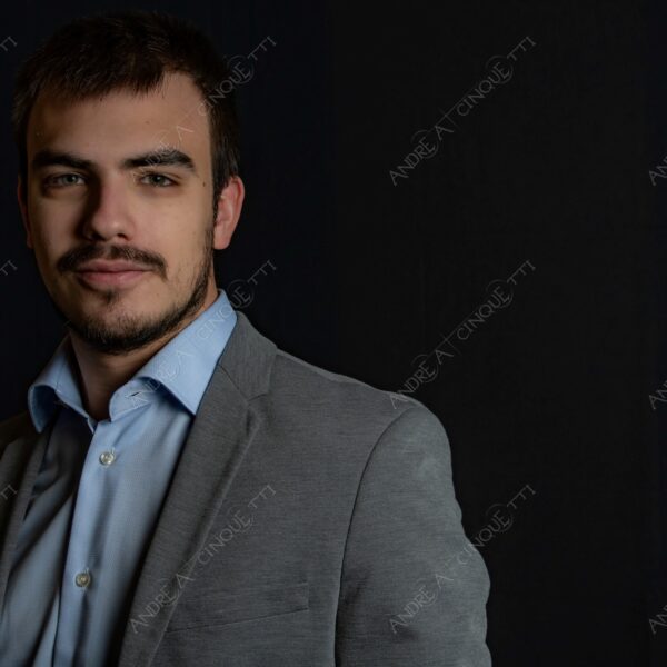 modello model fashion uomo man fotoshooting photoshoot servizio fotografico contrasto contrastato contrast contrasted chiaro scuro light dark ombre shadows ritratto portrait studio photography ragazzo teen