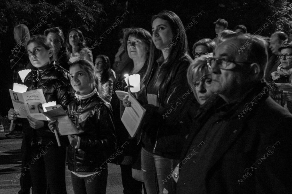 colturano balbiano messa mass processione procession pasqua easter prete priest rito religioso religious ritual notte nigth sera bianco e nero black and white